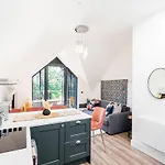 Gorgeous 1-Bedroom Acton Flat With Two Balconies At Acton, Sleeps 4
