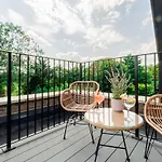 Gorgeous 1-Bedroom Acton Flat With Two Balconies At Acton, Sleeps 4