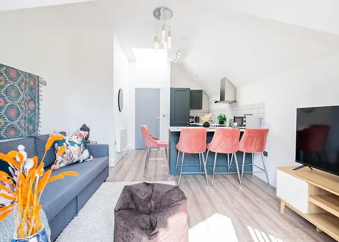 Gorgeous 1-Bedroom Acton Flat With Two Balconies At Acton, Sleeps 4