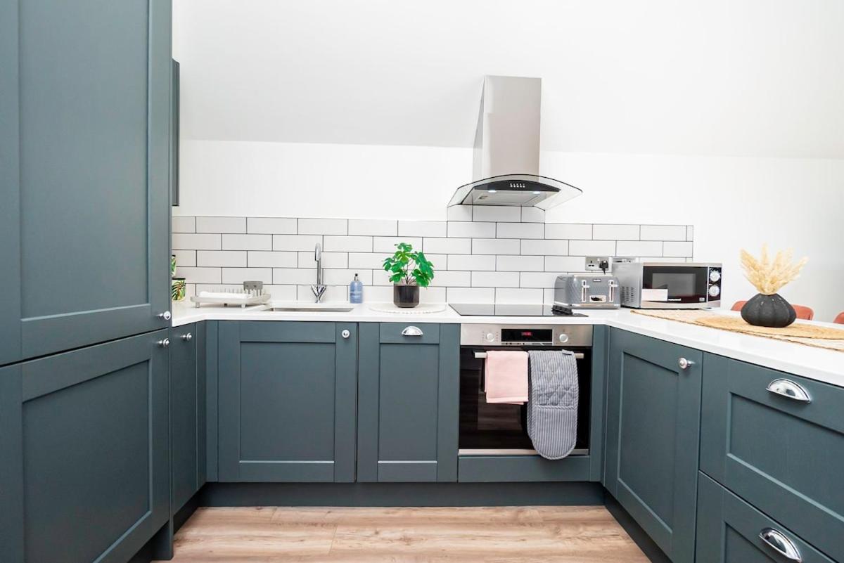 Gorgeous 1-bedroom Acton Flat With Two Balconies At Acton, Sleeps 4 Appartamento Londra