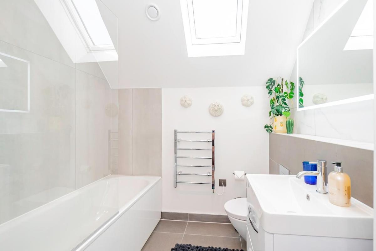 Gorgeous 1-bedroom Acton Flat With Two Balconies At Acton, Sleeps 4 * Londra