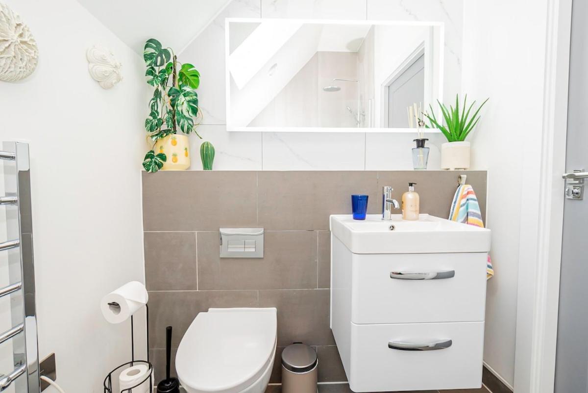 Gorgeous 1-bedroom Acton Flat With Two Balconies At Acton, Sleeps 4 Londra