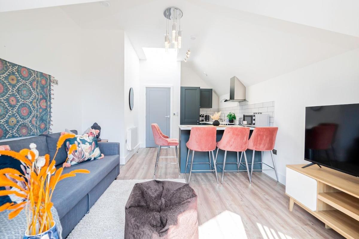Gorgeous 1-bedroom Acton Flat With Two Balconies At Acton, Sleeps 4 Appartamento Londra